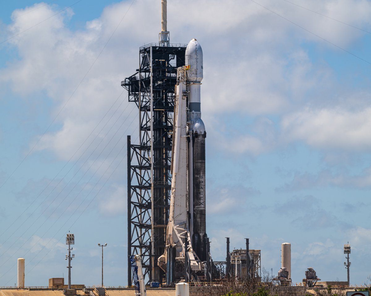 SpaceflightNow's tweet photo. Wednesday morning, SpaceX plans to launch its Falcon Heavy rocket from the Kennedy Space Center. This time around, the weather is looking much better for the ViaSat-3 F3 mission. Photographers @johnpisaniphoto and @ABernNYC capturing prelaunch photos of the rocket this afternoon.
Left: Adam Bernstein
Top, Bottom: John Pisani