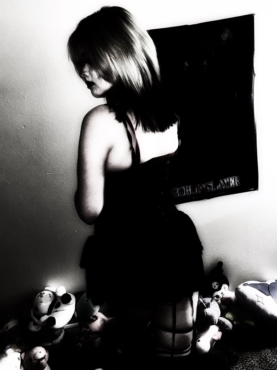 Raez0rs's tweet photo. Looking for #vtubers I want to get a model made in the near future so people comment below:) so I will come back to you when ready.
#undeadgirl #goth #goblinslayer #animetwt #twt #vtuber https://t.co/S2mw8AaCiB