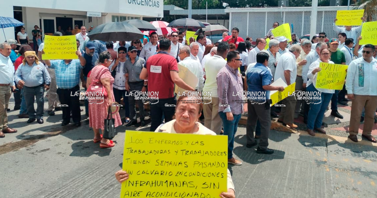 laopinionpr's tweet photo. Entre gritos exigen la destitución de Emmanuel Román Montiel Cerón, a quien acusan de insensible al no permitir clima ni ventiladores a los pacientes, mientras en su oficina, “el frio es insportable”.

#LaOpiniónDePozaRica
Más información en https://t.co/WqudFr81KO https://t.co/PG3XLtwMMb