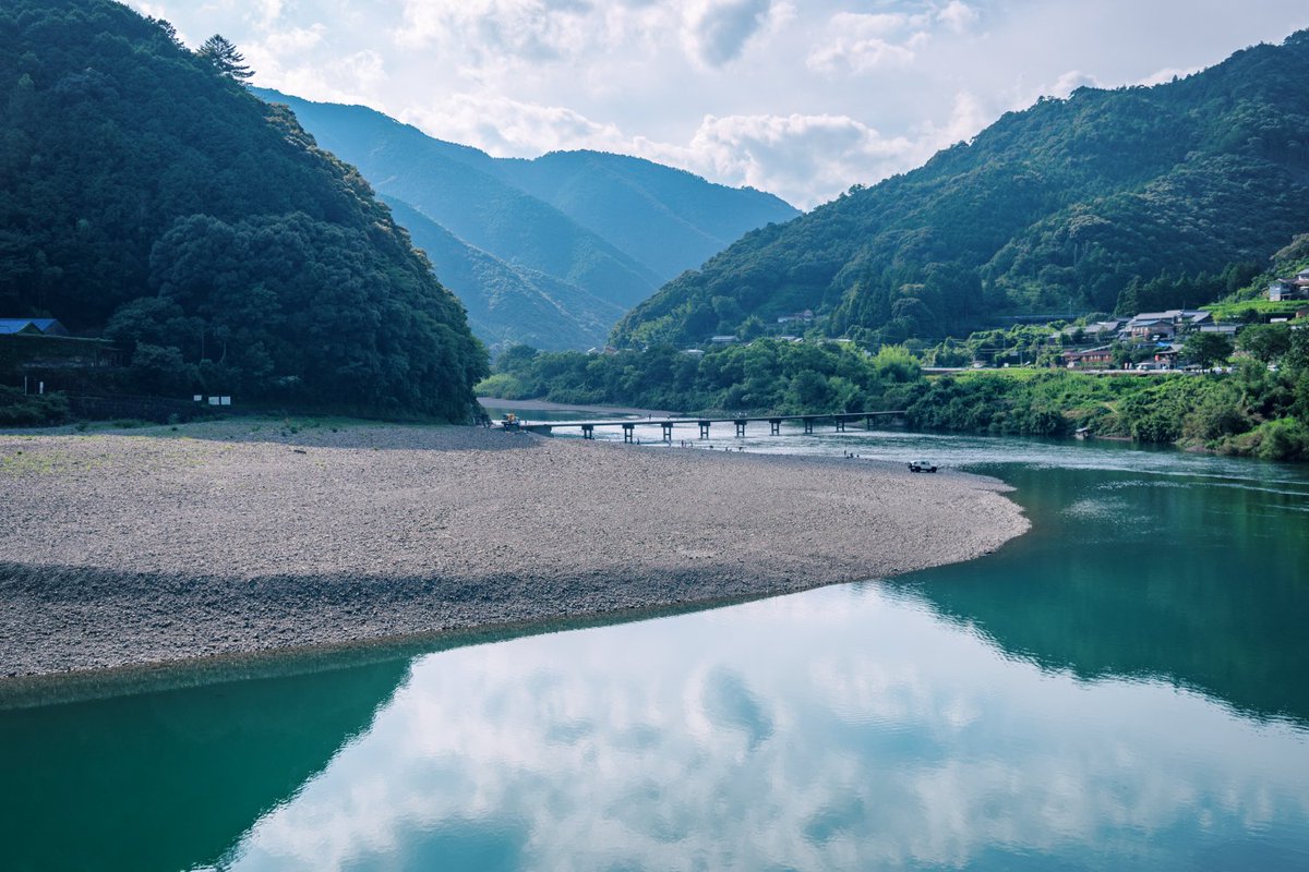 North_ern2's tweet photo. 私のいくつかある夢のうちのひとつは、いつか真夏の四国の四万十川で地元の少年少女たちと沈下橋から飛び込んで高知の川に棲息するアカメという怪魚をこの目で見ることなんだが、「釣りした方が早いだろ」と「高知の川で泳がずしてどこで泳ぐ」という感情の間で鬩ぎ合っている。 https://t.co/RwAWD65kSh