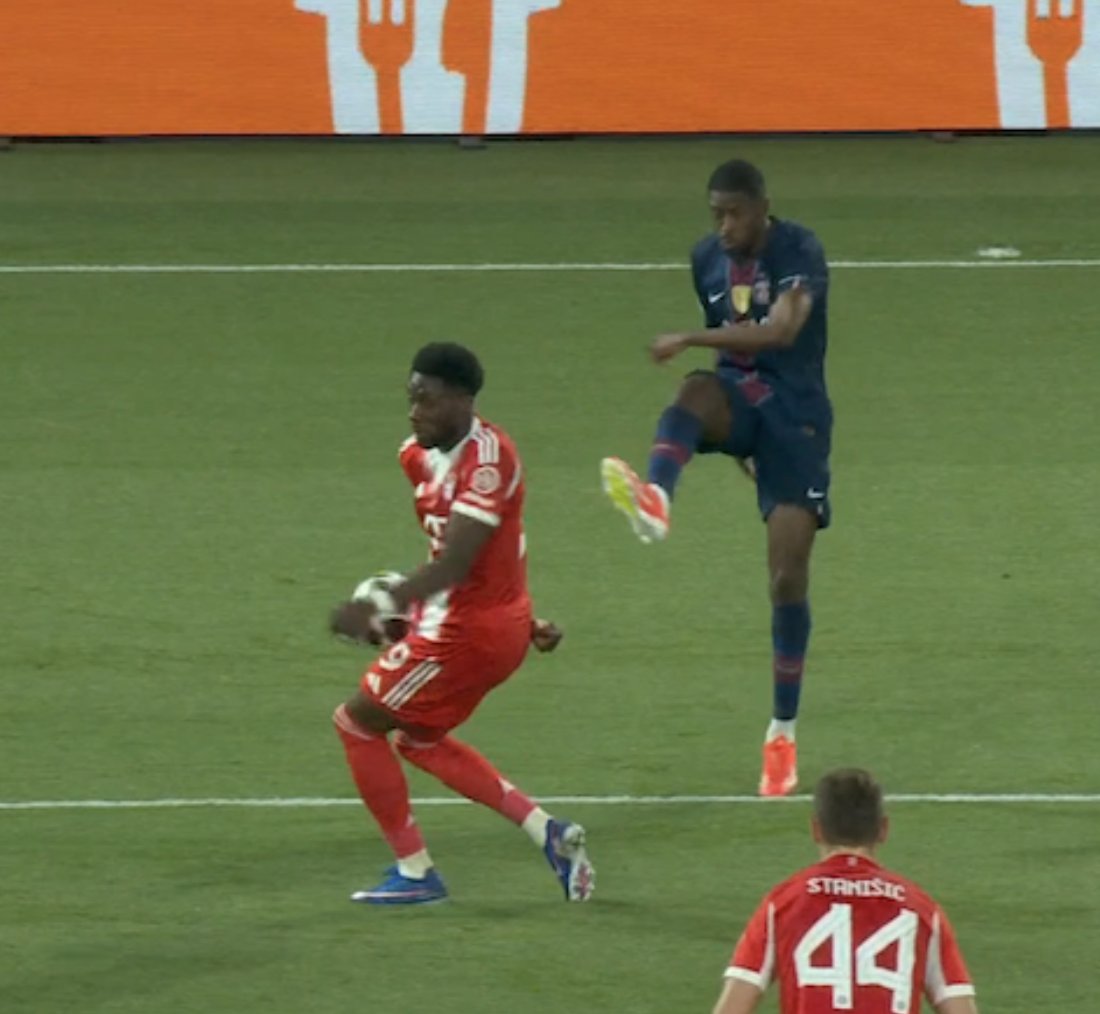 s_mossawi's tweet image. 🚨🚨🚨🚨🚨🚨

الحكم الدولي مانويل غراف :

الحكم تم التأثير عليه من قبل فريق الـVAR الإسباني بسبب قلة خبرته في هذا المستوى، ليتم احتساب ركلة جزاء غير صحيحة.

❌ القرار لم يكن فقط ضد روح اللعبة، بل وبالتحليل يُعد القرار الأضعف.

📌 لو كان ديفيز قد مدّ ذراعه مباشرة نحو مسار الكرة