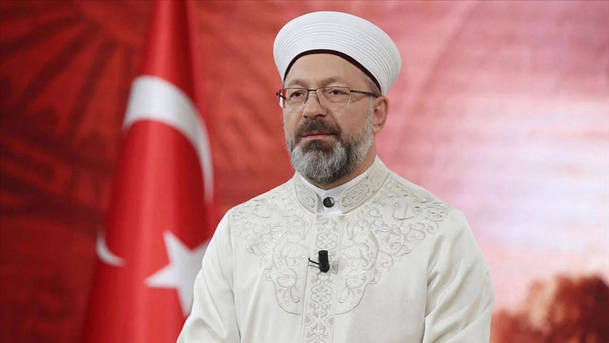 Sadik0707's tweet photo. Ali Erbaş:
 “Okullarda Kuranı Kerim ve siyer derslerini tercih oranı yüzde 4’lere düştü. Bu dersler müfredata ilk girdiği yıllarda tercih oranı yüzde 30’du.”

Gördünüz mü arkadaş.
Siz gençleri zorla dine yönlendirdikçe onlar sizin vaaz ettiğniz dini terk edecektir.
Neden biliyor musunuz, çünkü siz insanlara vaaz ettiğiniz gibi yaşamıyorsunuz. 
İnsanları geri zekalı yerine koyuyorsunuz.
Onlara "şükredin" diyorsunuz, siz ise "bir eli yağda bir eli balda" yaşıyorsunuz.
Bu kadar basit.
Bir örnek vereyim: 21. yüzyılda Biyoloji kitabında evrim kelimesine bir kez bile yer vermiyorsunuz. Canlıların oluşumunu nasıl anlatacaksınız?
"Havva ile Adem'den geldik" diyerek daha ne kadar bilimle çatışacaksınız?