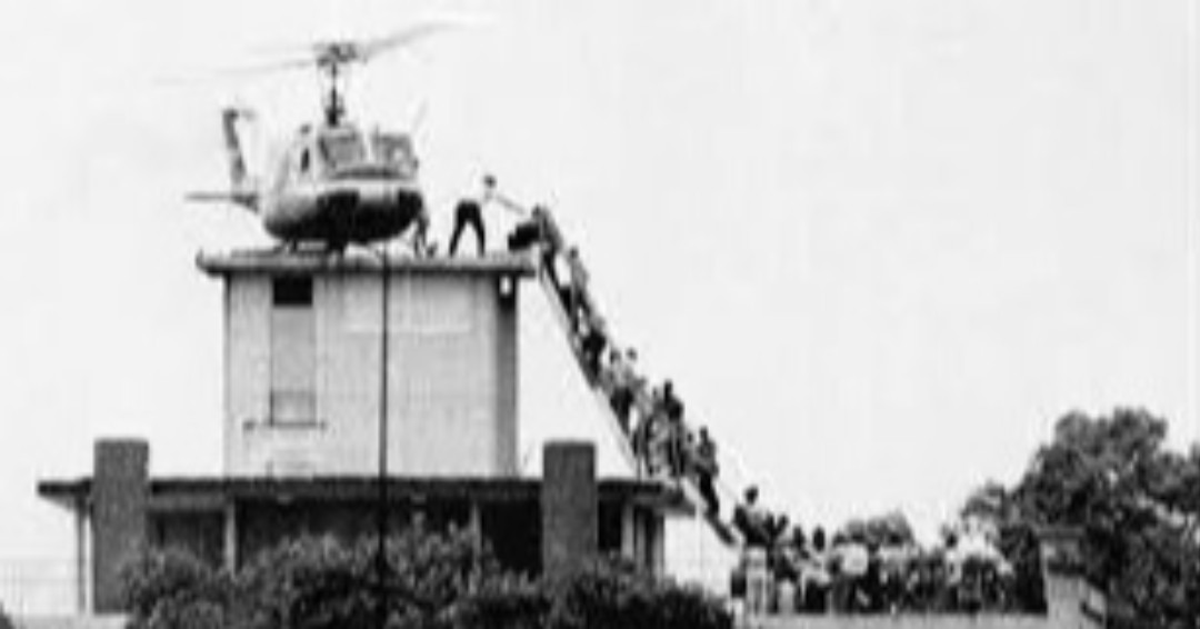 TheHistoryOfSo1's tweet image. The last remnants of the U.S. presence in Vietnam were driven from Saigon (now Ho Chi Minh City) by the combined Vietnamese liberation forces when the U.S. launched their final evacuation by helicopter in Operation Frequent Wind on April 29, 1975. #OTD #Vietnam