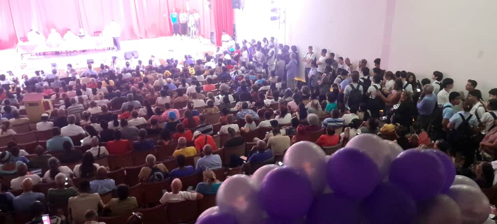 AnayMorera85's tweet photo. Que entusiasmo  organizando nuestro desfile.#100fuegosVibra 
#LaPatriaSeDefiende https://t.co/b2KwR28irc