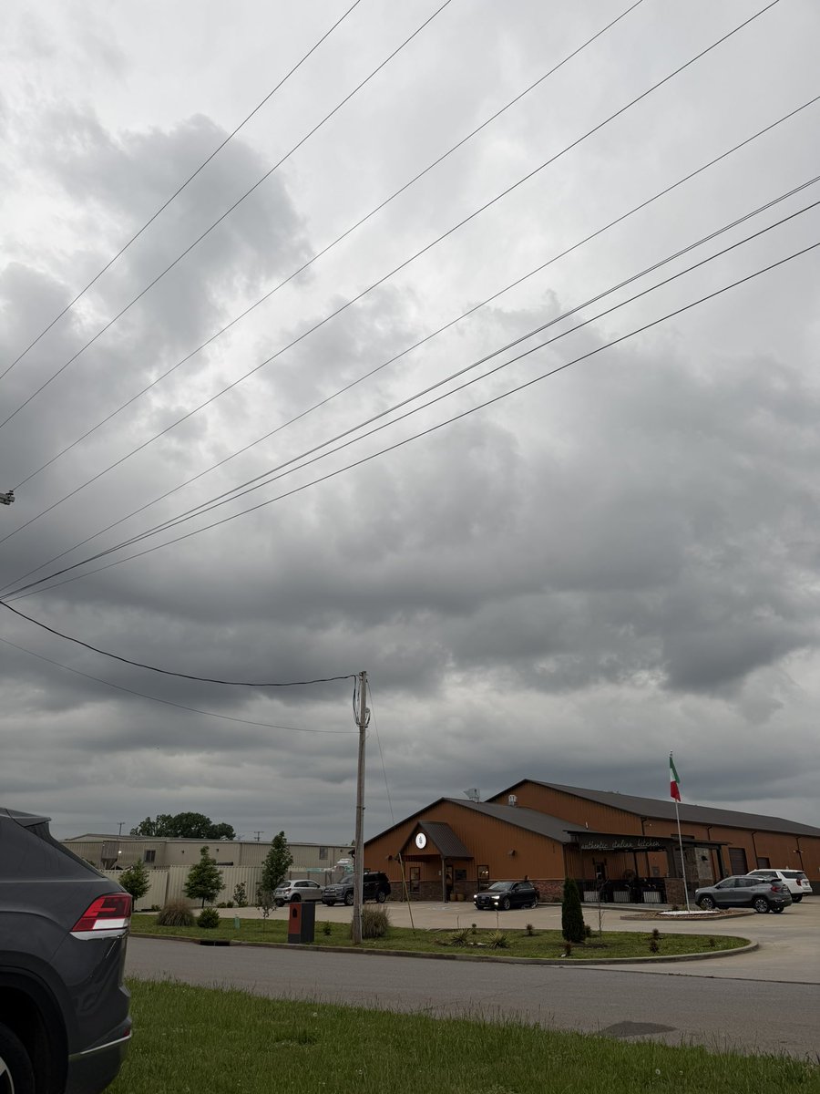 Raider285's tweet photo. Storm is pulling up in Clarksville, TN @MontCoSevereWX https://t.co/dJat6WkBTL