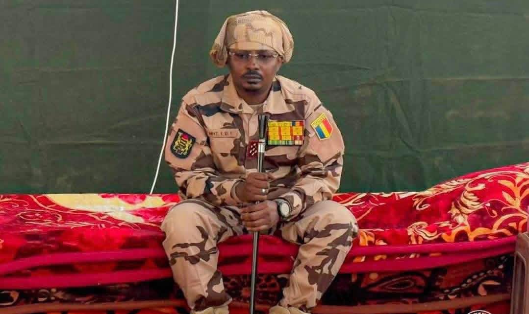 RaissaKassire's tweet image. Tchad 🇹🇩,aussitôt arrivé dans le Wadi Fira.
Le président de la république Maréchal @marechalmidi tient une réunion de crise avec les hauts gradés de l’armée.
#Crisis 
#In 
#thewadiFira