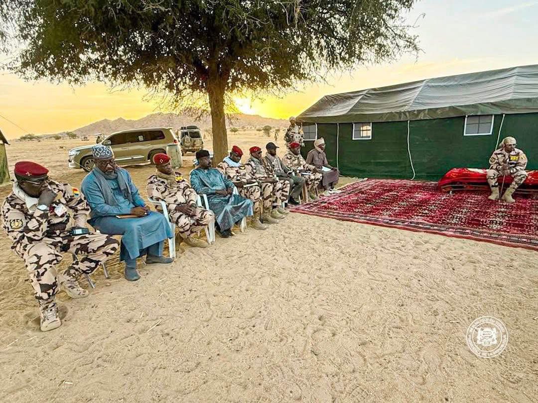 RaissaKassire's tweet image. Tchad 🇹🇩,aussitôt arrivé dans le Wadi Fira.
Le président de la république Maréchal @marechalmidi tient une réunion de crise avec les hauts gradés de l’armée.
#Crisis 
#In 
#thewadiFira
