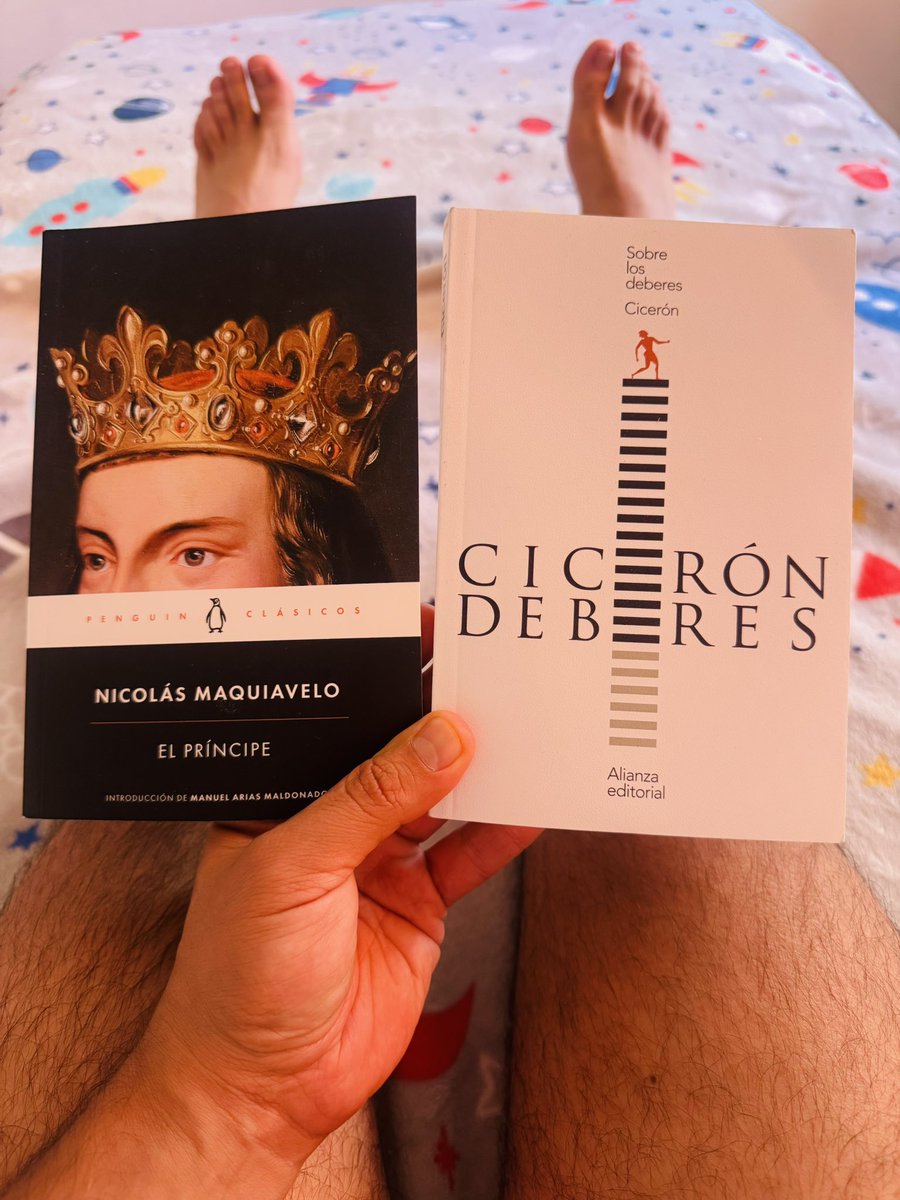 Dos libros, dos voces: uno te susurra al oído… y el otro te da ideas peligrosamente buenas 😈😇📚
¿Consejo de ángel o tentación de demonio? Mejor leo ambos… por si acaso.
