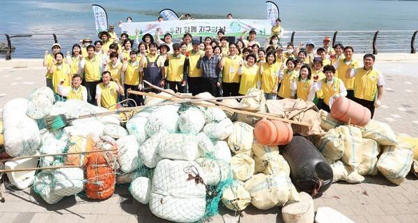 mangugsosung1's tweet image. Saving the Otter's Paradise: How 4500 Litres of Waste Were Cleared from Gadeokdo Island tinyurl.com/ubj9skwn 

#CommunityService #QuietService #Shincheonji #ShincheoncjiChurch #FaithInAction #Volunteer
