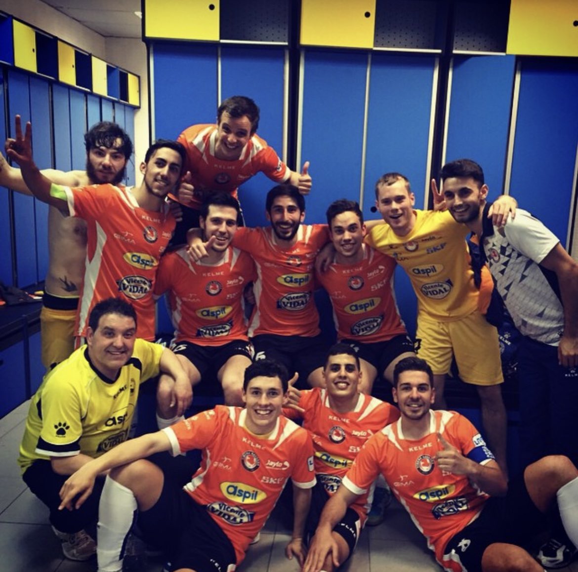 Miguelin_24_'s tweet photo. 🟠⚫️ Pato dirigiendo a Molina, David, Joselito, Roger, Andresito, Rubi, Hamza, Luisma… Ese Ribera Navarra jugaba muy bien al futsal. Esa caldera era casi inexpugnable. No ganó títulos, pero ese eran un equipazo que marcó historia.

💔 Ojalá vuelvan pronto a Primera División. https://t.co/FBO7P4bhkI