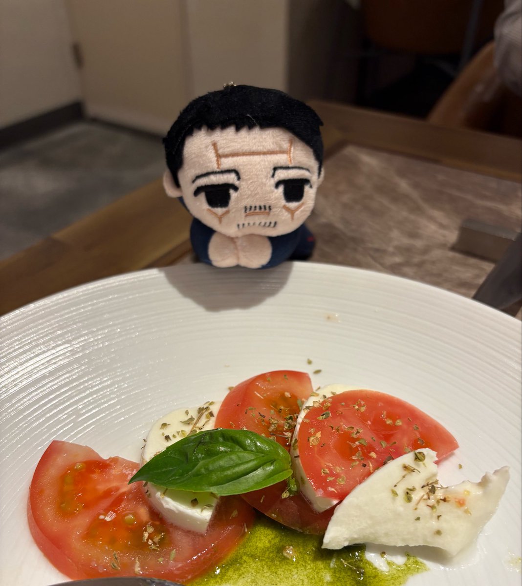 昨日ちょっとだけいいお店に行きました🇮🇹
テーブルちっこくて、連れて行った全員を並べることはできなかったけど、これはなかなかかわいく📷できたので見てやって下さい🍅