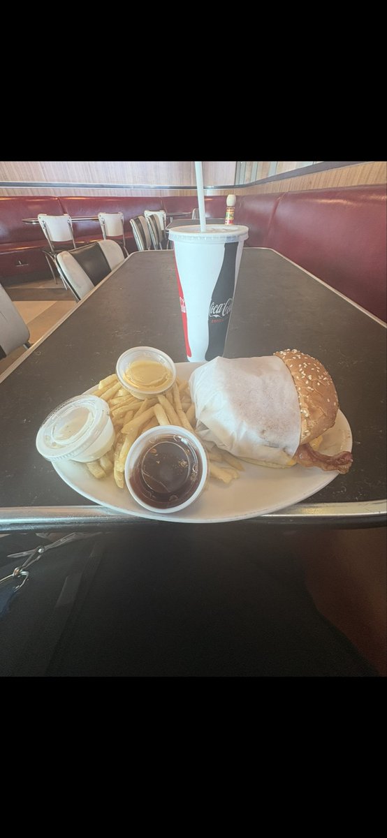 carson_louis's tweet image. Break time : charbroiled chicken 🍗 sandwich 🥪 , fries 🍟 and lemonade ice 🧊 tea 🍵 yummy 😋 nom nom 🤤 nom #charboiledchickensandwich #fries #lemonadeicetea #yummynomnomnom #food_is_good09 #saverorysummerrings #amsrmutbangfood #nextlevelchef👨‍🍳