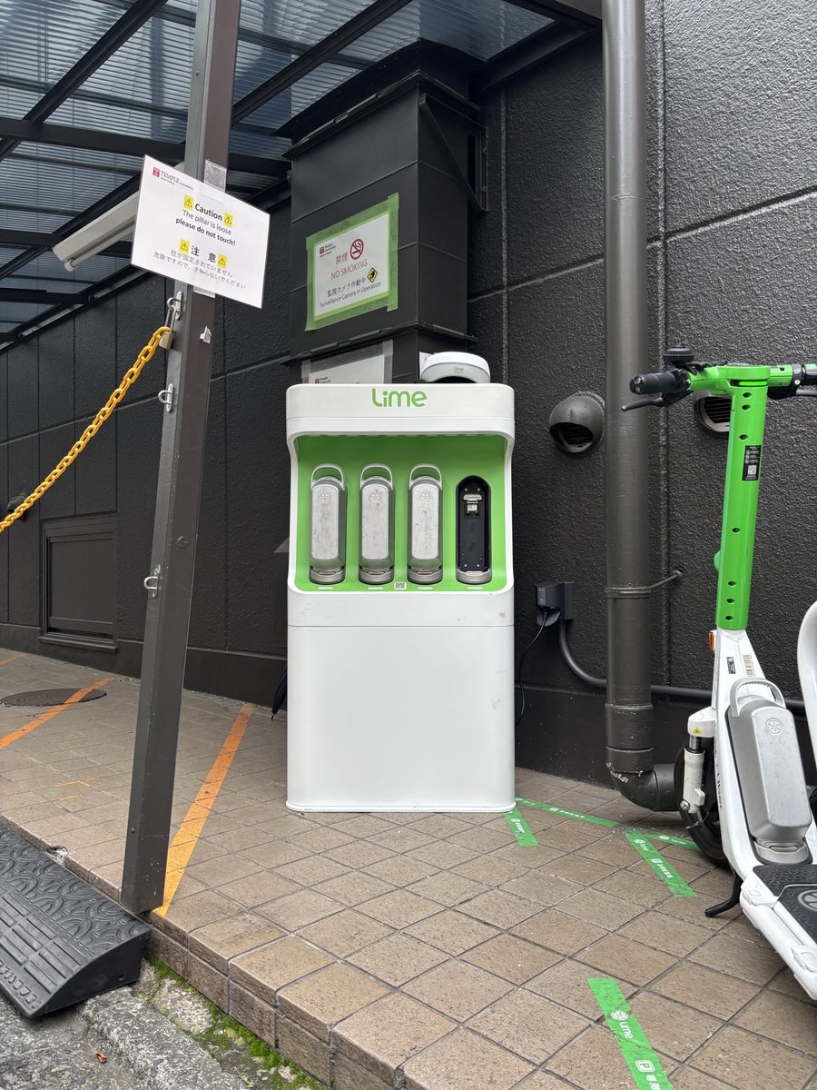 Lime_User_jp's tweet image. スワップステーションが新たにオープン！

今回は三軒茶屋最寄りのステーションへの設置となります。

バッテリー交換にご協力下さい！
#Lime #シェアサイクル #スワップステーション #電動シートボード