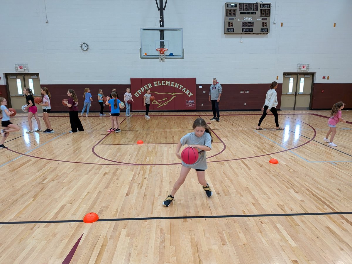 EldonLadyHoops's tweet photo. We had a great second day at Youth Camp! We talked about being great teammates and cheering on others! 
Congrats to our campers of the day! 
⭐Finley, Kyla, Maylee, Peyton, Elsy https://t.co/sZeygUThlp