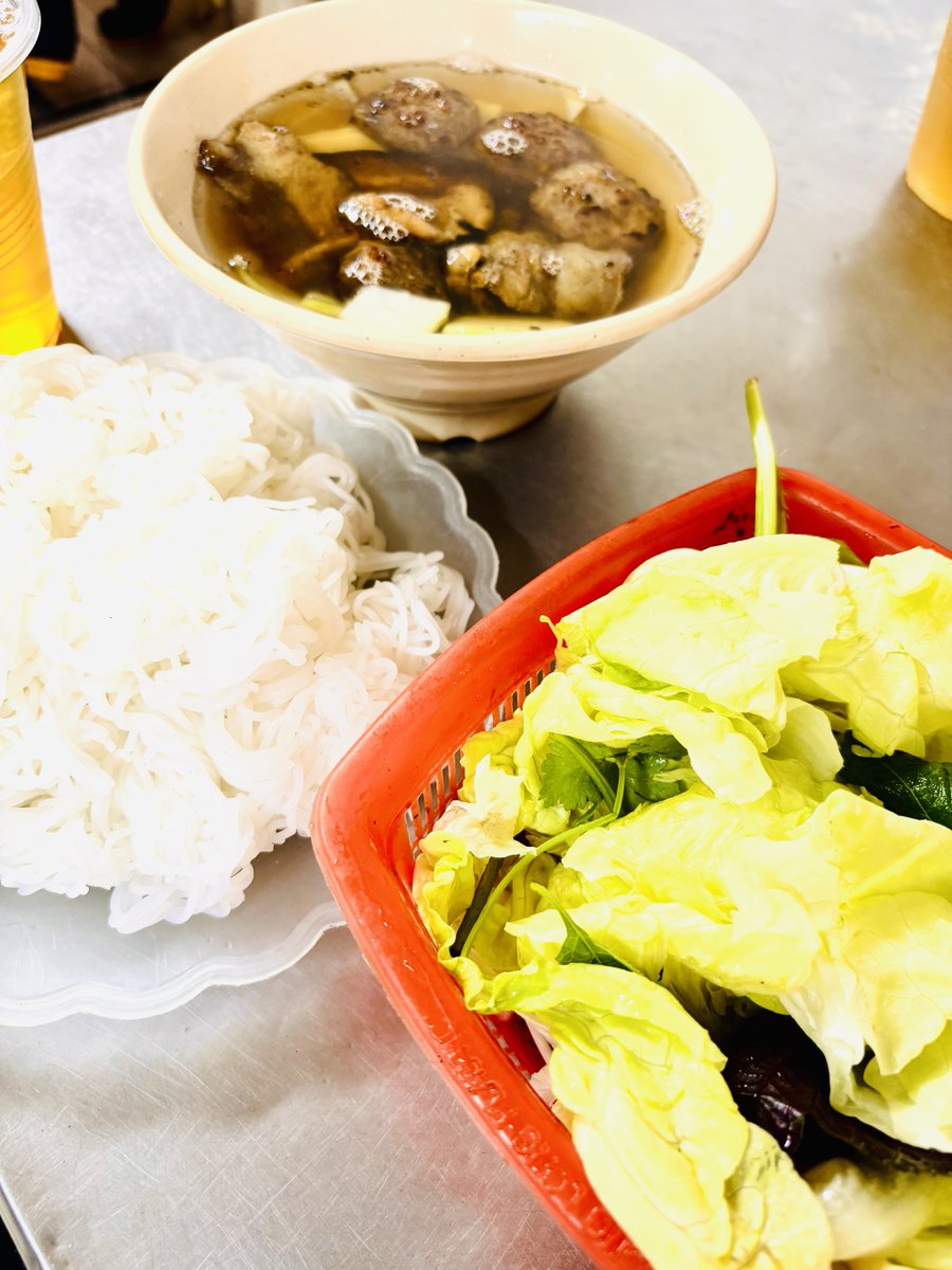 昼ごはんは近所のブンチャー(つけ麺)の店へ。

#Hanoi