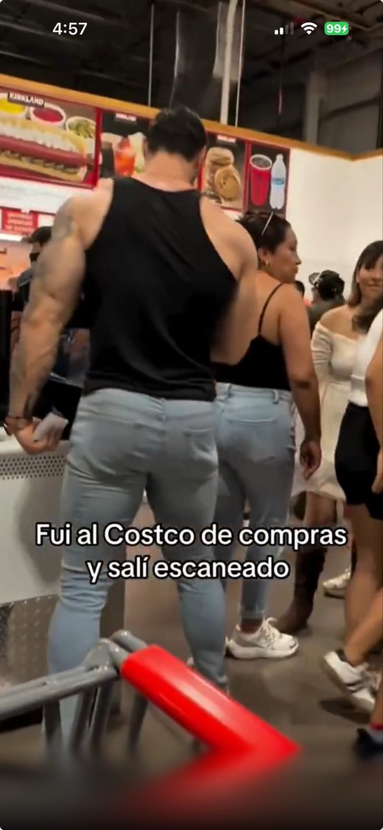ferchiios's tweet photo. @MrReyKing Trae el mismo outfit de la señora jajaja https://t.co/30iOi60kVC