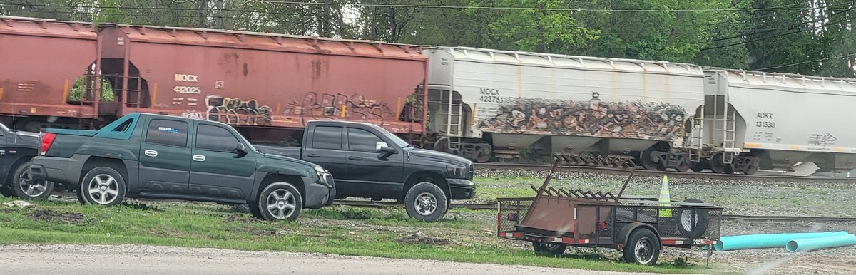 thotchkiss13's tweet image. Want to know what's WORSE  than a flagger for one lane road construction? Waiting for 2 full trains to pass after getting through the road construction zone! 🙄🚂🚧 #drivehome #delays