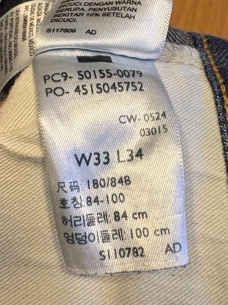 SU1EpFOktCDdNao's tweet image. #アメカジ
本家501XX復刻版比較、
①左、旧日本製、
2004年４月製、
1955年モデル、
ナチュラル色落ち品、
メルカリ購入、
31600円。

右、LVC現行日本製、
2024年5月製、
1955年モデル、
手作業人口ヒゲ蜂の巣付け品、
手作業ヒゲ蜂の巣だけど、左のナチュラルヒゲと比べて人口と分からないでしょ😂