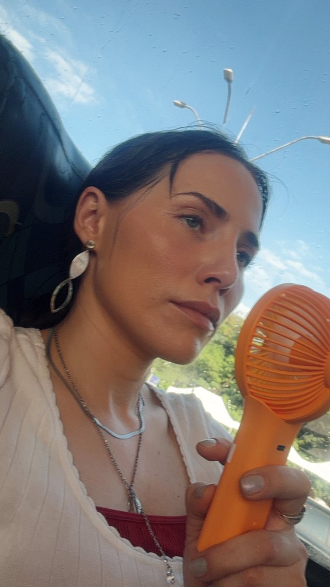 Letícia Colin tweet media