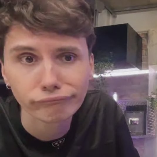 g0thiust24's tweet photo. HE ALWAYS REMINDS ME OF THAT DOG https://t.co/euqTRS9AMf
