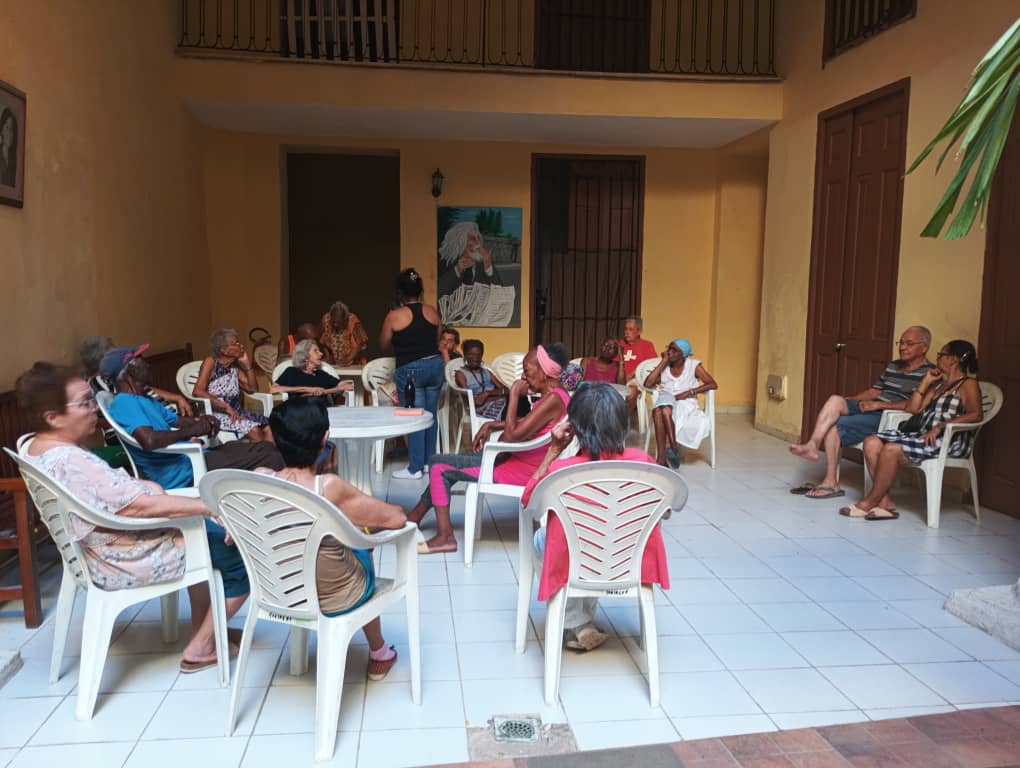 Los adultos mayores de
#LaHabanaVieja ratifican su derecho a pronunciarse contra el bloqueo y por la paz , integrandose al movimiento popular #MiFirmaPorLaPatria
#CubaVencerá.