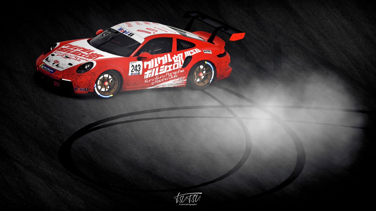 TSUTSU_RacingMS's tweet image. グリーンヘルと呼ばれるこの森の中で、一体どれほどの時間を過ごしてきただろう？

バトルやクラッシュ、そしてジャンプ。
すべての感覚が身体の中に刻まれている。

...我々は聖地へ帰ってきたぞ。
ニュルブルクリンクへ😏

#iRacing