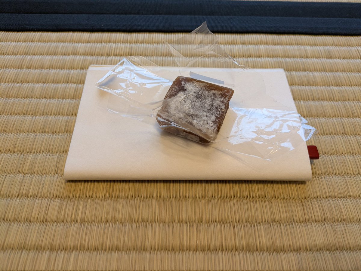 taisyosadou's tweet photo. 先日のお菓子はOBの先輩からいただいた、｢越後くるみゆべし｣でした✨
柚餅子といえば吉岡桂六という俳人の

丹精の柚餅子を一顆たまはりぬ

という一句が思い起こされます。

茶道部ではまだまだ新入生募集中です‼️
 #大正大学 
 #茶道部
 #新入部員募集中 https://t.co/52GhTu9acU