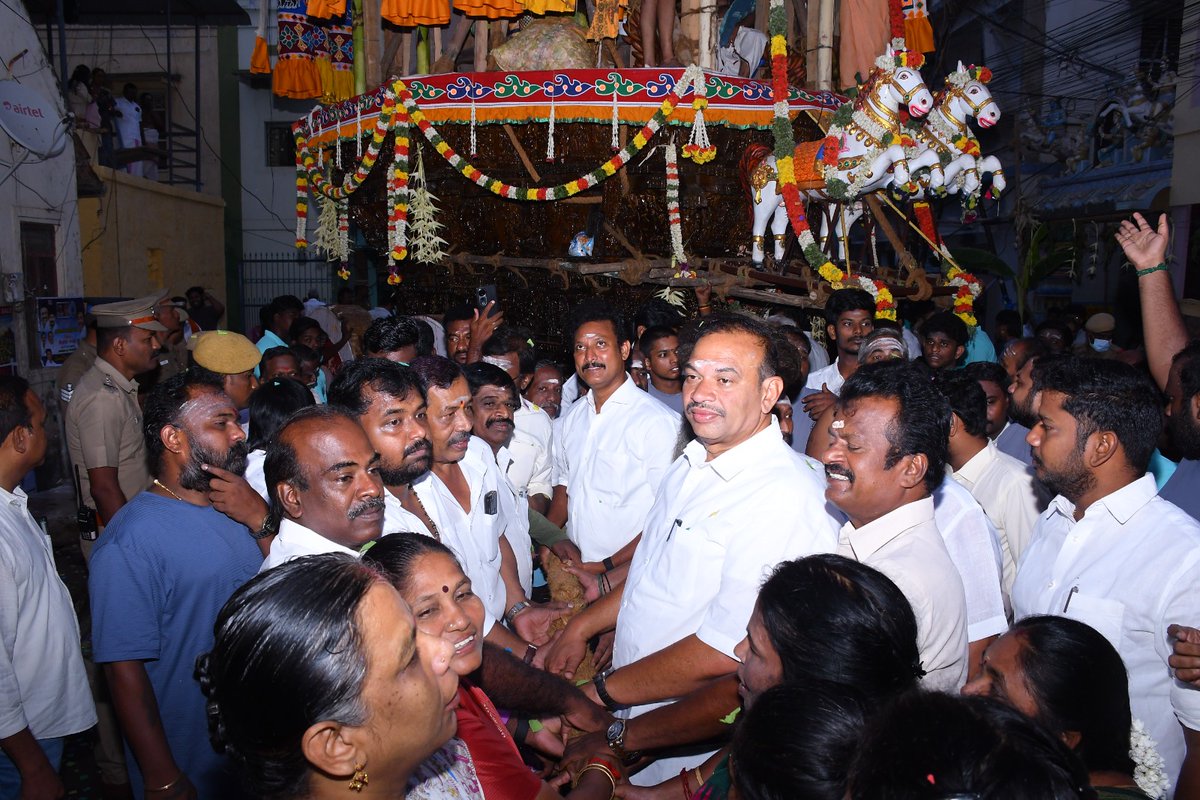 InigoIrudayaraj's tweet photo. திருச்சி மலைக்கோட்டை தாயுமானவர் திருக்கோயில் சித்திரைத் திருத்தேர் பெருவிழா இன்று நடைபெற்றது. 

பள்ளிக்கல்வித்துறை அமைச்சர் மாண்புமிகு அன்பில் மகேஷ் பொய்யாமொழி,  கோட்டத் தலைவர்கள் மு. மதிவாணன், ஜெய நிர்மலா மாவட்ட மாமன்ற உறுப்பினர்கள் மணிமேகலை, தங்க லட்சுமி ஆகியோர் சுவாமி தரிசனம் செய்த பின்னர் திருத்தேரின் வடம் பிடித்து தேரோட்டத்தை தொடங்கி வைத்த இந்த விழாவில், நானும் கலந்து கொண்டேன்.

ஆயிரக்கணக்கானோர் கலந்து கொண்டு தாயுமானவர் சுவாமியை தரிசனம் செய்த இந்த நிகழ்வில் பகுதி செயலாளர் மோகன், வட்டச் செயலாளர் இளங்கோ திருக்கோயில் நிர்வாகிகள் பலரும் உடன் இருந்தனர்.