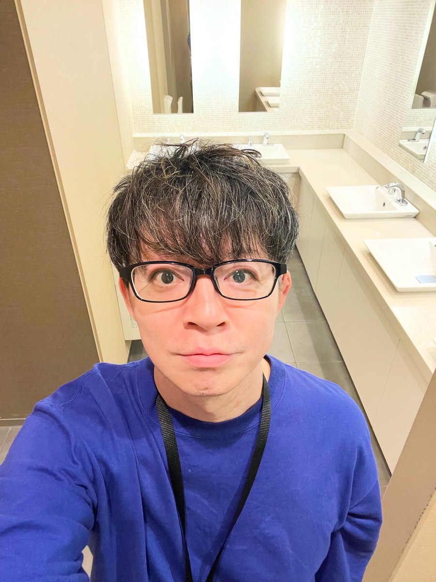 直観を信じて選ぶ
それは大切なことなので
信じられる直観を鍛えましょう
たくさん失敗して💪

疲れたときにはライブに来てください。
僕が全力で抱きしめますから
歌で。

近影
髪を切りました。