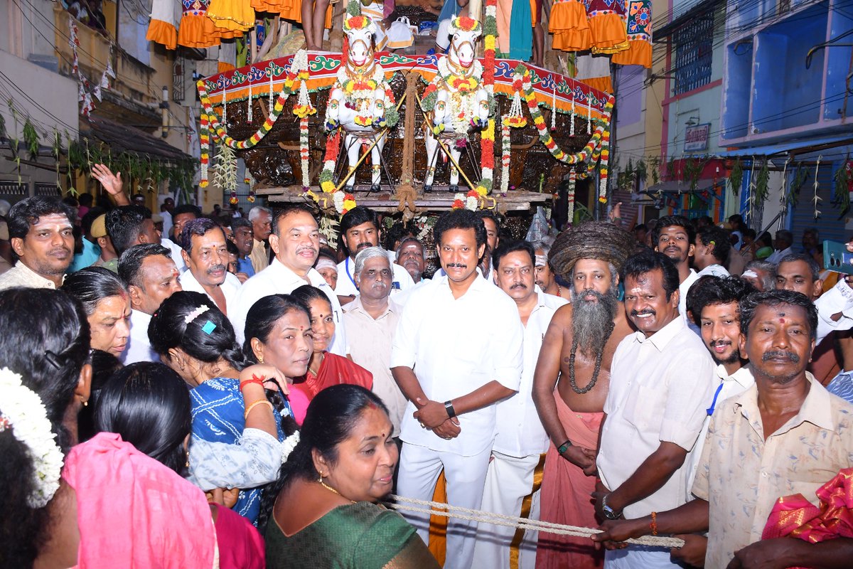 InigoIrudayaraj's tweet photo. திருச்சி மலைக்கோட்டை தாயுமானவர் திருக்கோயில் சித்திரைத் திருத்தேர் பெருவிழா இன்று நடைபெற்றது. 

பள்ளிக்கல்வித்துறை அமைச்சர் மாண்புமிகு அன்பில் மகேஷ் பொய்யாமொழி,  கோட்டத் தலைவர்கள் மு. மதிவாணன், ஜெய நிர்மலா மாவட்ட மாமன்ற உறுப்பினர்கள் மணிமேகலை, தங்க லட்சுமி ஆகியோர் சுவாமி தரிசனம் செய்த பின்னர் திருத்தேரின் வடம் பிடித்து தேரோட்டத்தை தொடங்கி வைத்த இந்த விழாவில், நானும் கலந்து கொண்டேன்.

ஆயிரக்கணக்கானோர் கலந்து கொண்டு தாயுமானவர் சுவாமியை தரிசனம் செய்த இந்த நிகழ்வில் பகுதி செயலாளர் மோகன், வட்டச் செயலாளர் இளங்கோ திருக்கோயில் நிர்வாகிகள் பலரும் உடன் இருந்தனர்.