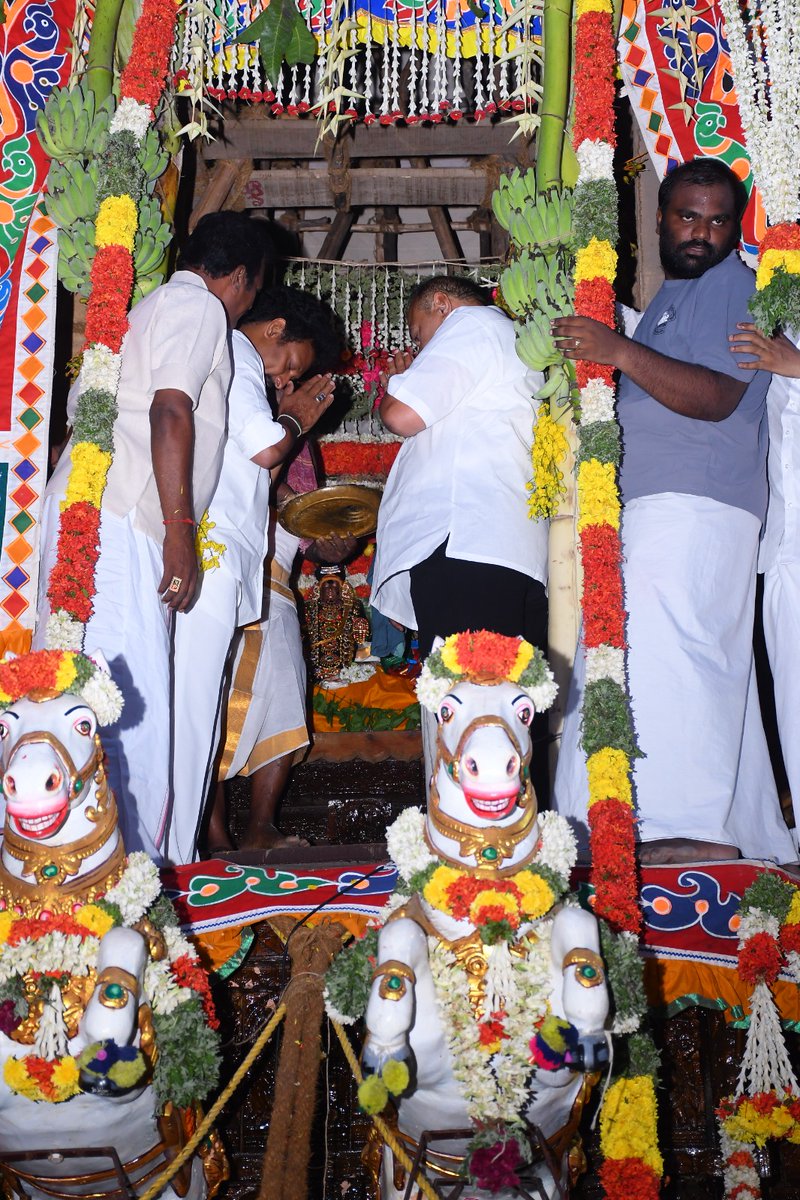 InigoIrudayaraj's tweet photo. திருச்சி மலைக்கோட்டை தாயுமானவர் திருக்கோயில் சித்திரைத் திருத்தேர் பெருவிழா இன்று நடைபெற்றது. 

பள்ளிக்கல்வித்துறை அமைச்சர் மாண்புமிகு அன்பில் மகேஷ் பொய்யாமொழி,  கோட்டத் தலைவர்கள் மு. மதிவாணன், ஜெய நிர்மலா மாவட்ட மாமன்ற உறுப்பினர்கள் மணிமேகலை, தங்க லட்சுமி ஆகியோர் சுவாமி தரிசனம் செய்த பின்னர் திருத்தேரின் வடம் பிடித்து தேரோட்டத்தை தொடங்கி வைத்த இந்த விழாவில், நானும் கலந்து கொண்டேன்.

ஆயிரக்கணக்கானோர் கலந்து கொண்டு தாயுமானவர் சுவாமியை தரிசனம் செய்த இந்த நிகழ்வில் பகுதி செயலாளர் மோகன், வட்டச் செயலாளர் இளங்கோ திருக்கோயில் நிர்வாகிகள் பலரும் உடன் இருந்தனர்.