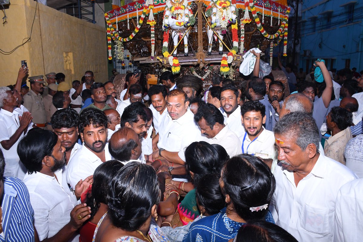 InigoIrudayaraj's tweet photo. திருச்சி மலைக்கோட்டை தாயுமானவர் திருக்கோயில் சித்திரைத் திருத்தேர் பெருவிழா இன்று நடைபெற்றது. 

பள்ளிக்கல்வித்துறை அமைச்சர் மாண்புமிகு அன்பில் மகேஷ் பொய்யாமொழி,  கோட்டத் தலைவர்கள் மு. மதிவாணன், ஜெய நிர்மலா மாவட்ட மாமன்ற உறுப்பினர்கள் மணிமேகலை, தங்க லட்சுமி ஆகியோர் சுவாமி தரிசனம் செய்த பின்னர் திருத்தேரின் வடம் பிடித்து தேரோட்டத்தை தொடங்கி வைத்த இந்த விழாவில், நானும் கலந்து கொண்டேன்.

ஆயிரக்கணக்கானோர் கலந்து கொண்டு தாயுமானவர் சுவாமியை தரிசனம் செய்த இந்த நிகழ்வில் பகுதி செயலாளர் மோகன், வட்டச் செயலாளர் இளங்கோ திருக்கோயில் நிர்வாகிகள் பலரும் உடன் இருந்தனர்.