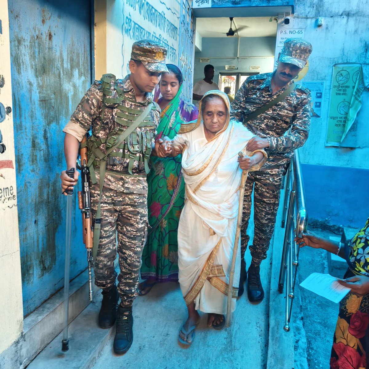 crpfindia's tweet image. The spirit of service in full swing! 

​Troops of Adhoc 366 #CRPF, including G/53 and B/3 companies, are going beyond the call of duty during the second phase of polling in West Bengal. From Sijapara FP School (Booth 65) in Bardhaman to Sikortore (Booth 61) and Dangapara (Booth