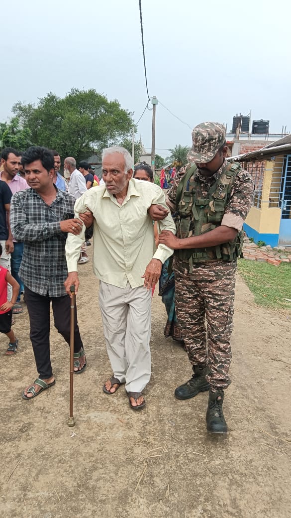 crpfindia's tweet image. The spirit of service in full swing! 

​Troops of Adhoc 366 #CRPF, including G/53 and B/3 companies, are going beyond the call of duty during the second phase of polling in West Bengal. From Sijapara FP School (Booth 65) in Bardhaman to Sikortore (Booth 61) and Dangapara (Booth
