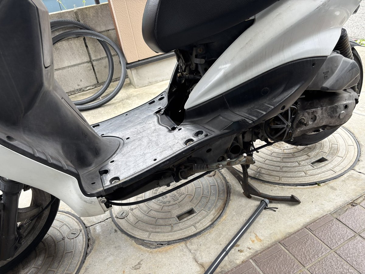adtvsa's tweet photo. 誰か１型シグナス（SE12J）の左サイドモールとシート下のカバー余らせてませんか？ https://t.co/boYz6NHHXE