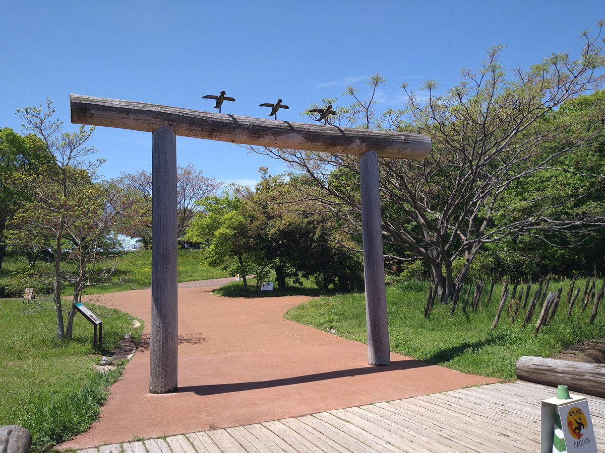 tomosappu's tweet photo. #吉野ケ里遺跡
#佐賀県
マスコットのひみか君がお出迎え。弥生時代の環壕集落のムラ復元。入り口は木の鳥がとまっている「鳥居」。王の家や物見櫓など見所いっぱい https://t.co/pn0uL8NIGU