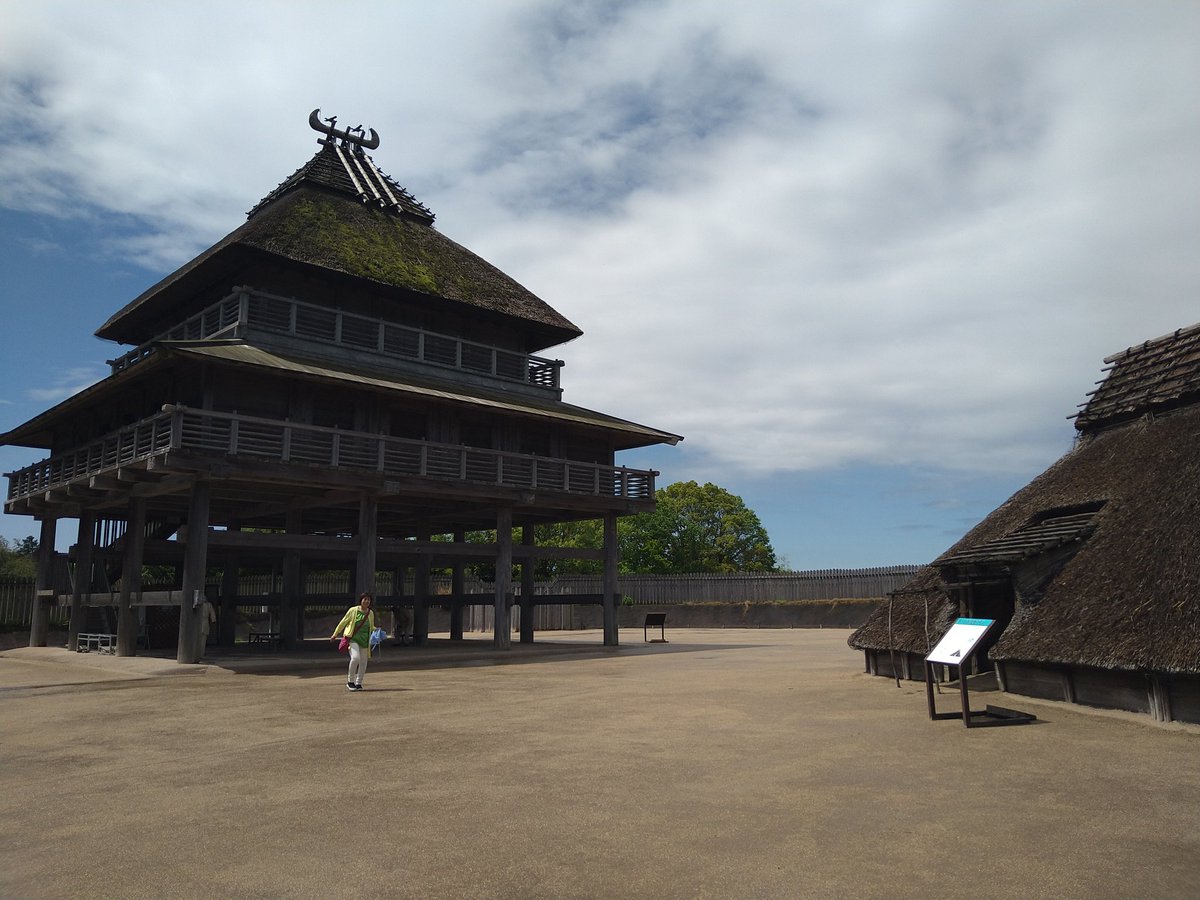 tomosappu's tweet photo. #吉野ケ里遺跡
#佐賀県
マスコットのひみか君がお出迎え。弥生時代の環壕集落のムラ復元。入り口は木の鳥がとまっている「鳥居」。王の家や物見櫓など見所いっぱい https://t.co/pn0uL8NIGU
