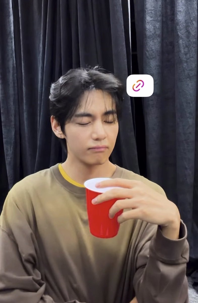 suisui123tete's tweet image. テテ飲み物美味しくなかったの🥹大好きなコーラ❤️持ってきてあげようか？って思ったら
パチンっ🙌カッコいいグテに変身（分身？）した✨
歯磨き大好きグク🪥ちょっと笑いこらえてる😂
イケメンはonもoffもいいね👍
#thv
#WeLoveYouTaehyung