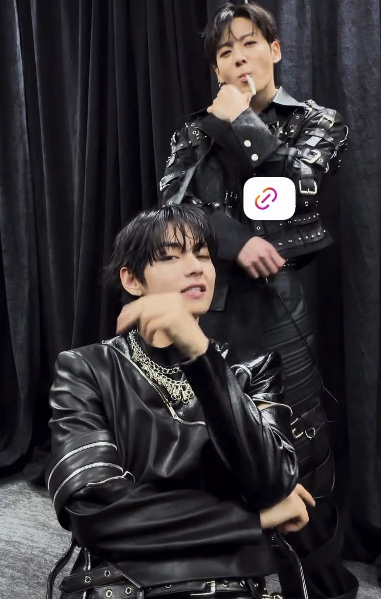 suisui123tete's tweet image. テテ飲み物美味しくなかったの🥹大好きなコーラ❤️持ってきてあげようか？って思ったら
パチンっ🙌カッコいいグテに変身（分身？）した✨
歯磨き大好きグク🪥ちょっと笑いこらえてる😂
イケメンはonもoffもいいね👍
#thv
#WeLoveYouTaehyung