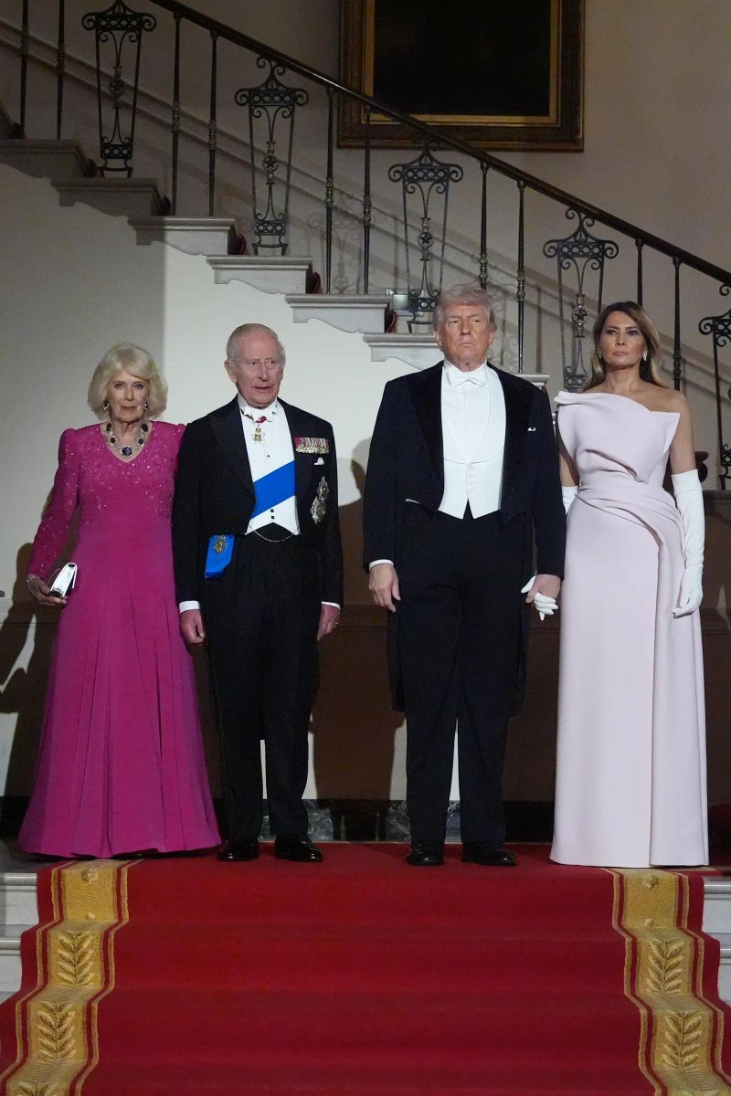 timesofindia's tweet image. #InPics | US President Donald Trump and First Lady Melania Trump host Britain’s King Charles III and Queen Camilla during a State Dinner at the White House in Washington.

#DonaldTrump #MelaniaTrump #KingCharlesIII #QueenCamilla #WhiteHouse #StateDinner #Washington #USA