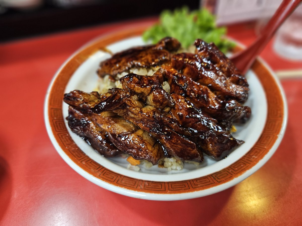 SPRAY77's tweet photo. チャーハンの上に焼肉。体がたんぱく質と炭水化物を欲していたので、すごいもんを食べてしまった。 https://t.co/CWxAy1JTss