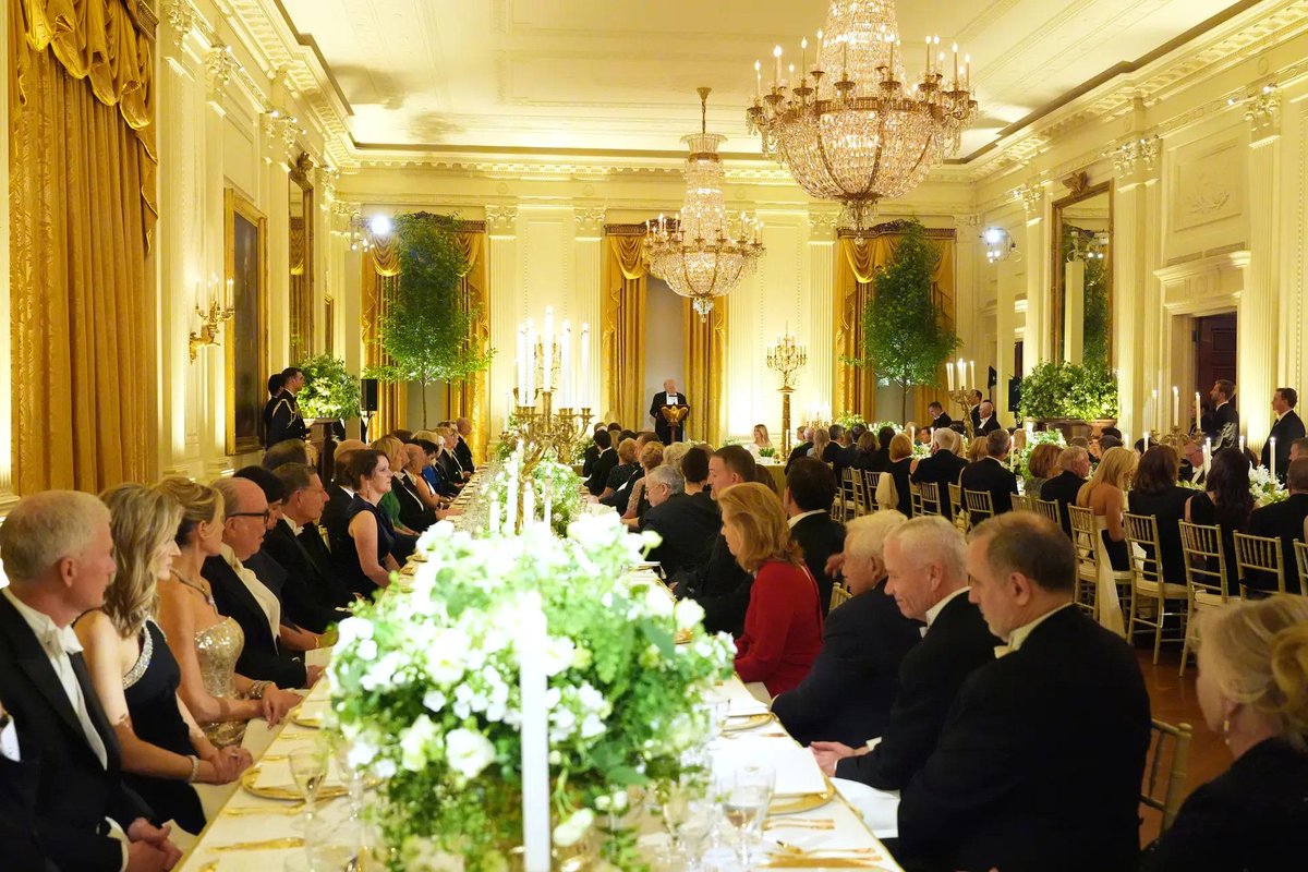 timesofindia's tweet image. #InPics | US President Donald Trump and First Lady Melania Trump host Britain’s King Charles III and Queen Camilla during a State Dinner at the White House in Washington.

#DonaldTrump #MelaniaTrump #KingCharlesIII #QueenCamilla #WhiteHouse #StateDinner #Washington #USA