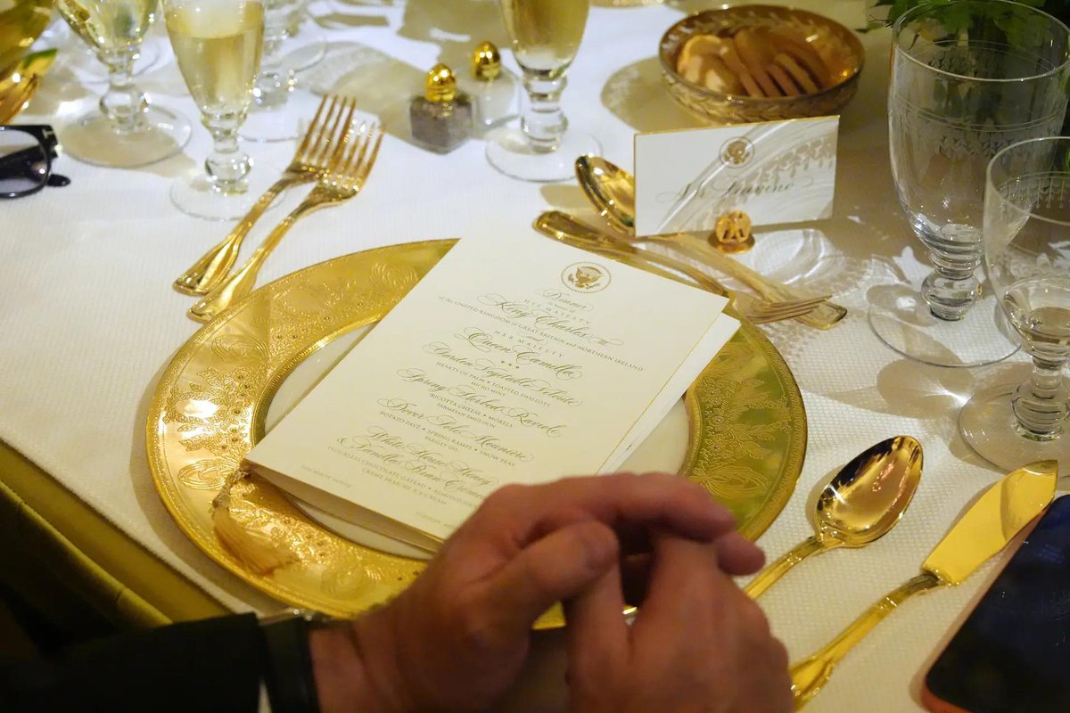 timesofindia's tweet image. #InPics | US President Donald Trump and First Lady Melania Trump host Britain’s King Charles III and Queen Camilla during a State Dinner at the White House in Washington.

#DonaldTrump #MelaniaTrump #KingCharlesIII #QueenCamilla #WhiteHouse #StateDinner #Washington #USA