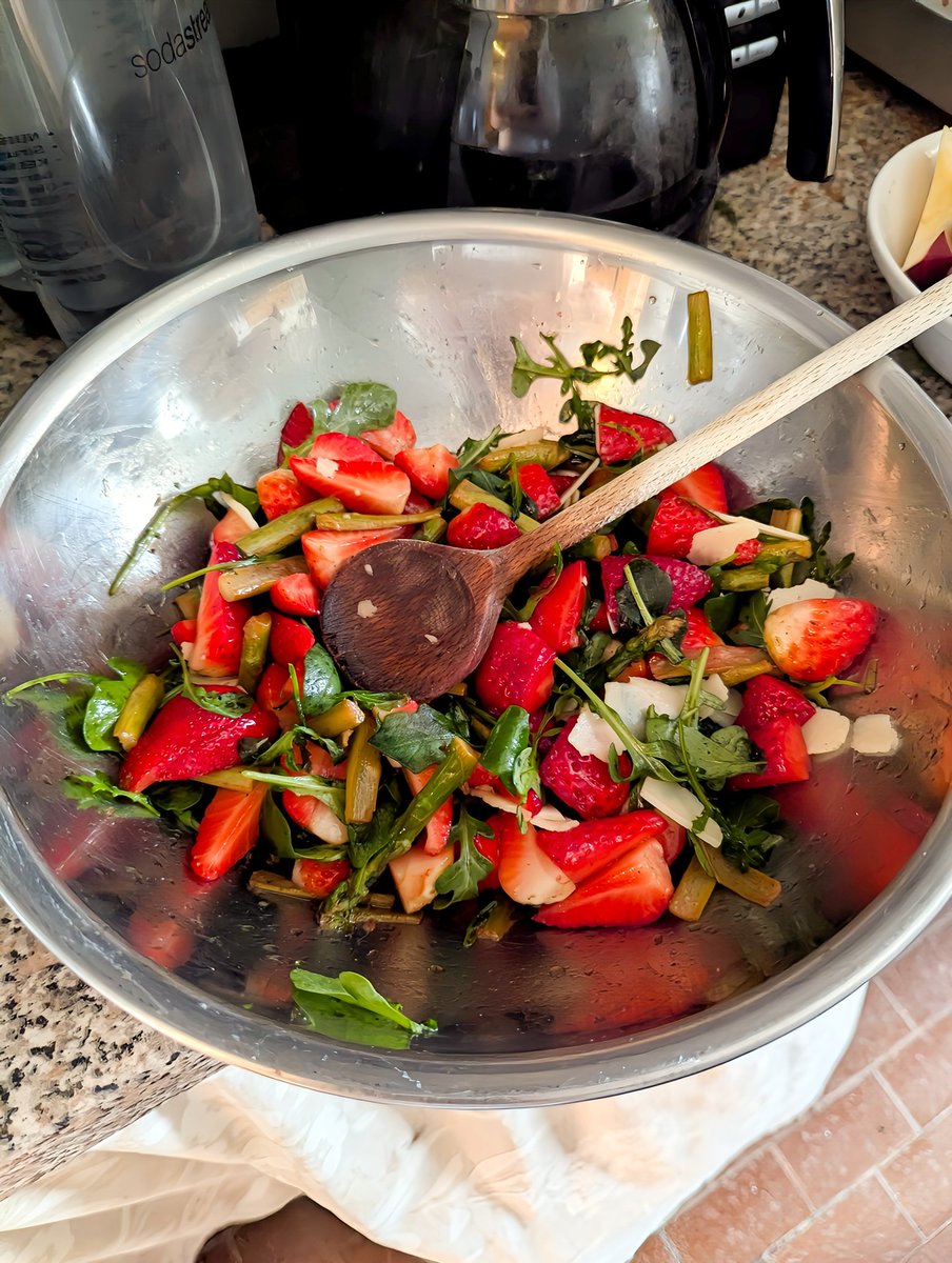 derweixdorfer's tweet photo. Erbeer-Spargel #Salat #Erdbeeren  grüner #Spargel #Rucola #Food #Dresden Frühling https://t.co/LlC4ySS2he