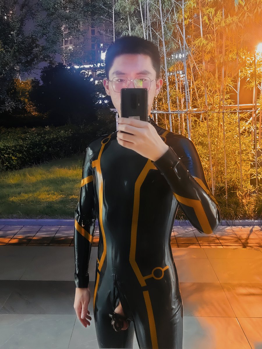 delarado0's tweet photo. 少有的几张鸡巴上锁的照片。

#骚逼 #胶衣 #贞操锁 #暴露 https://t.co/x9688ffQbL