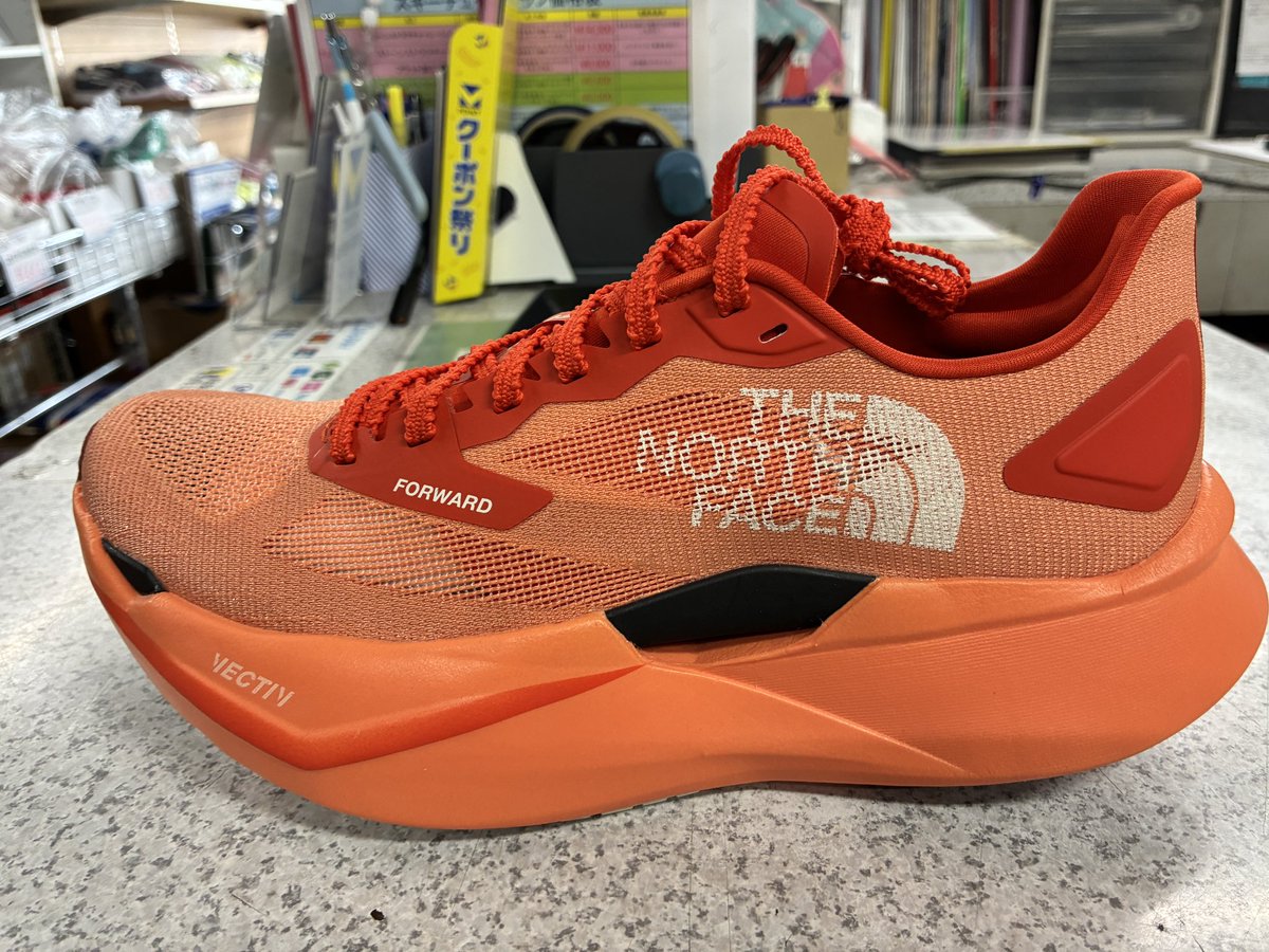 naritasp's tweet photo. 🔥2026シーズン新作ランニングシューズ入荷
🔥今季イチオシのTHE NORTH FACE VECTIVの新作が入荷しました！Summit VECTIV Pro 3のジオロジックを踏襲した、 高反発スピードモデルのロード

#ランニングシューズ #新作入荷 #THE NORTE FACE#成田スポーツ #プレート入り https://t.co/iOrhAvoT0x