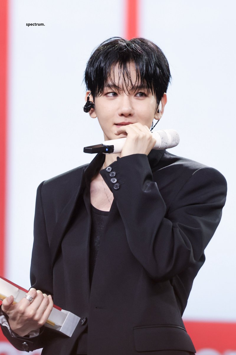 𝘴𝘱𝘦𝘤𝘵𝘳𝘶𝘮. tweet media