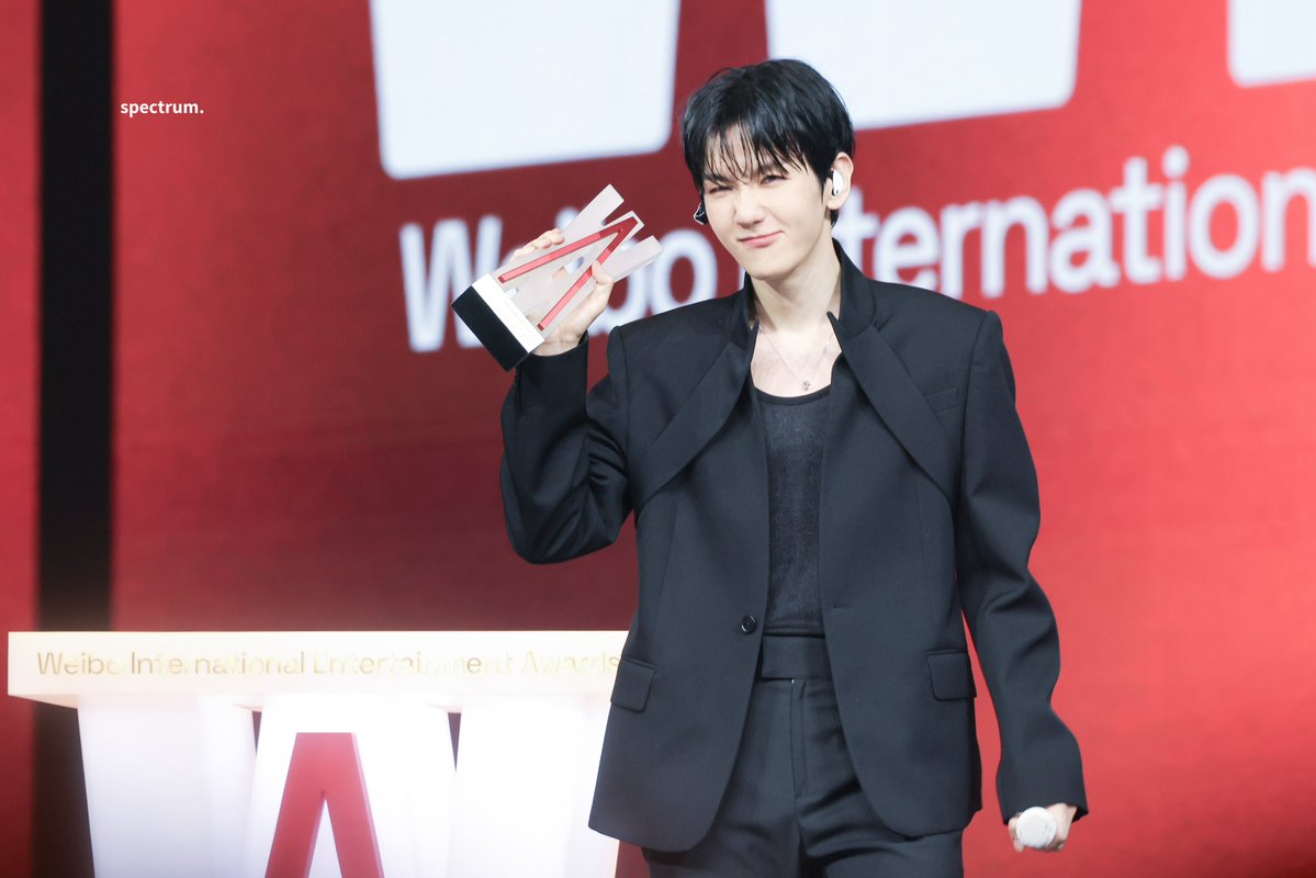 𝘴𝘱𝘦𝘤𝘵𝘳𝘶𝘮. tweet media