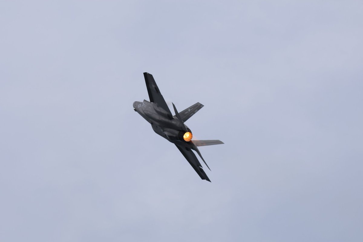 Military__Fan's tweet photo. 35C 1陣3機目。問題の子です。堤防の海側で撮ったのですが、耳が割れそうでした。朝の子より大暴れ。低い上がりの後に上昇し急旋回のち向こう側でフリフリ。しかも常にA/B全開。 https://t.co/ydinvGF6Y7