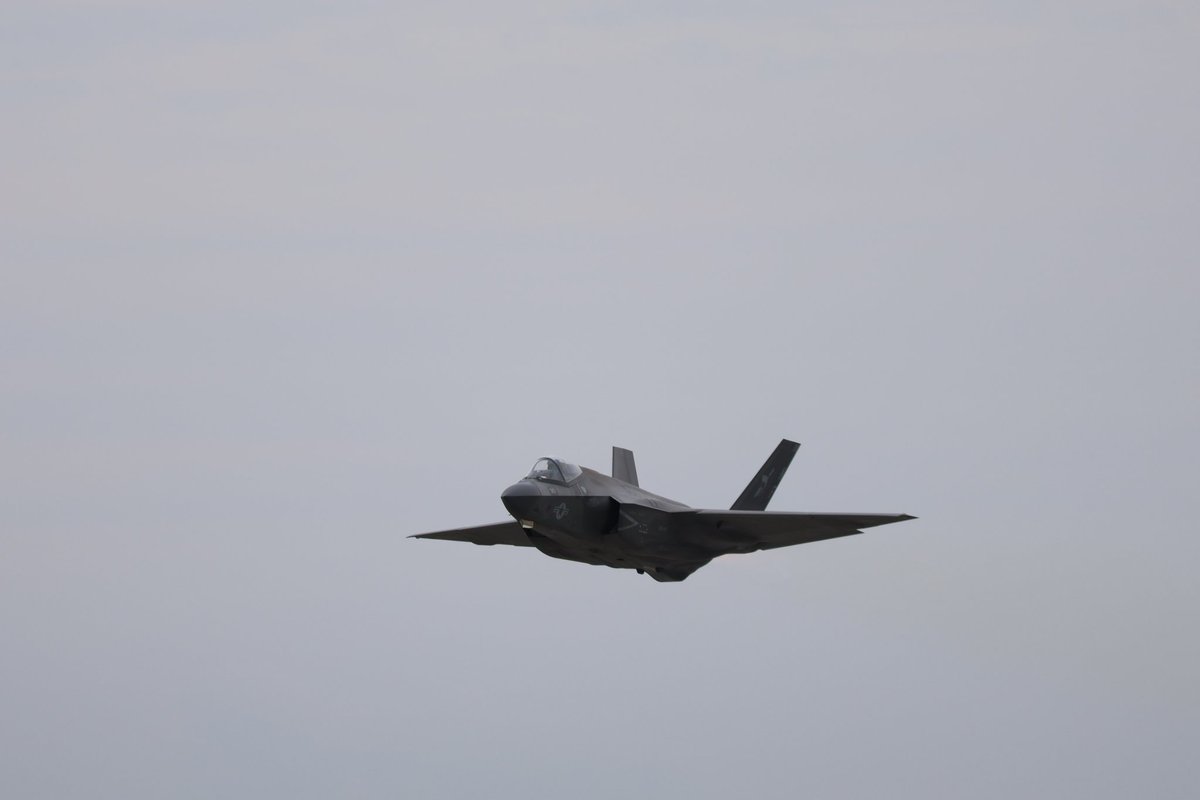 Military__Fan's tweet photo. 35C 1陣3機目。問題の子です。堤防の海側で撮ったのですが、耳が割れそうでした。朝の子より大暴れ。低い上がりの後に上昇し急旋回のち向こう側でフリフリ。しかも常にA/B全開。 https://t.co/ydinvGF6Y7